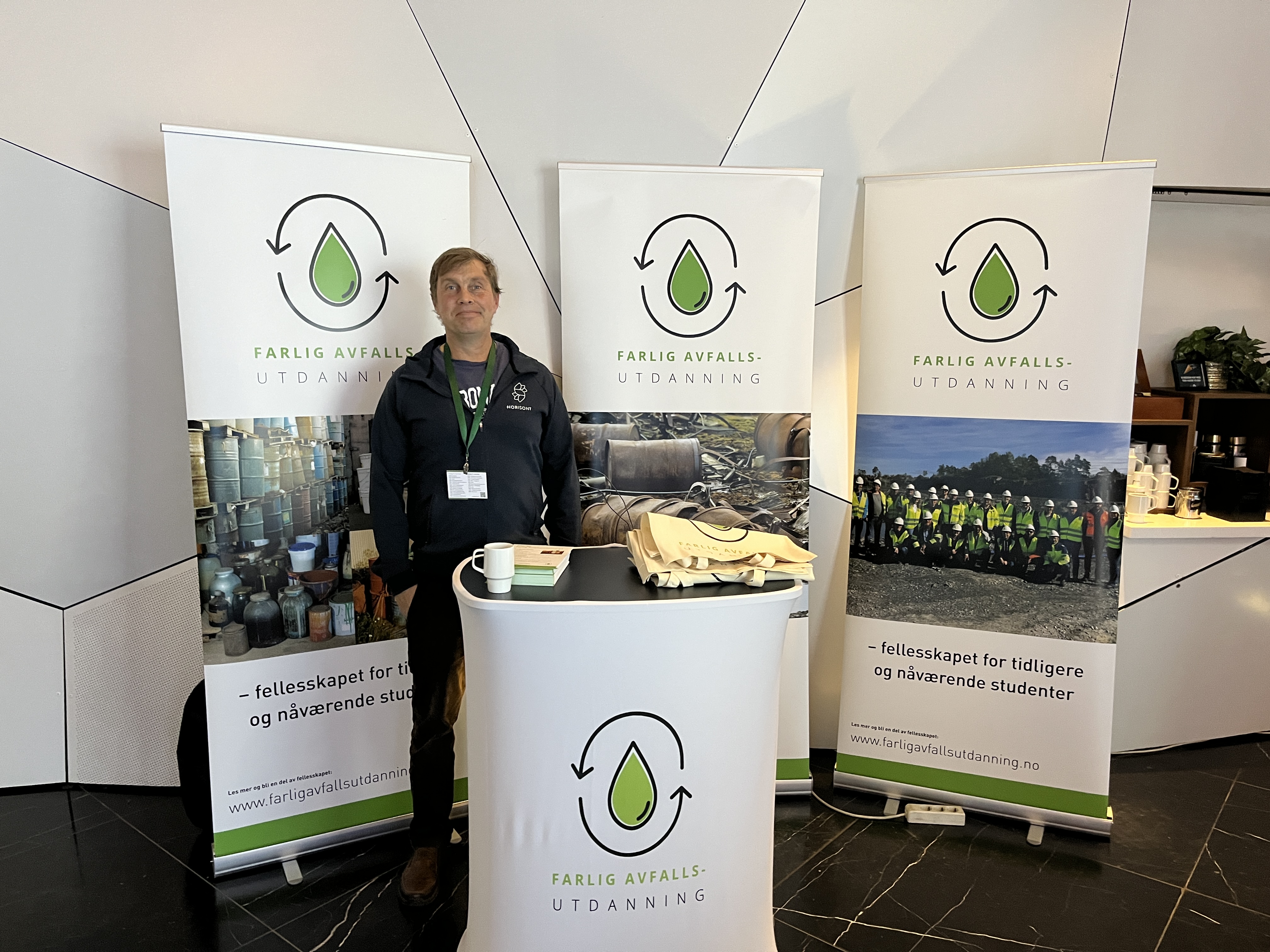 Artikkelbilde til artikkelen Fagskolen donerer profesjonell stand